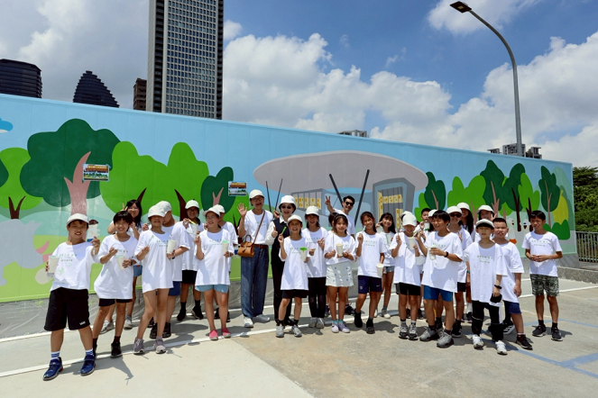 文化局長陳佳君與現場彩繪學童合影