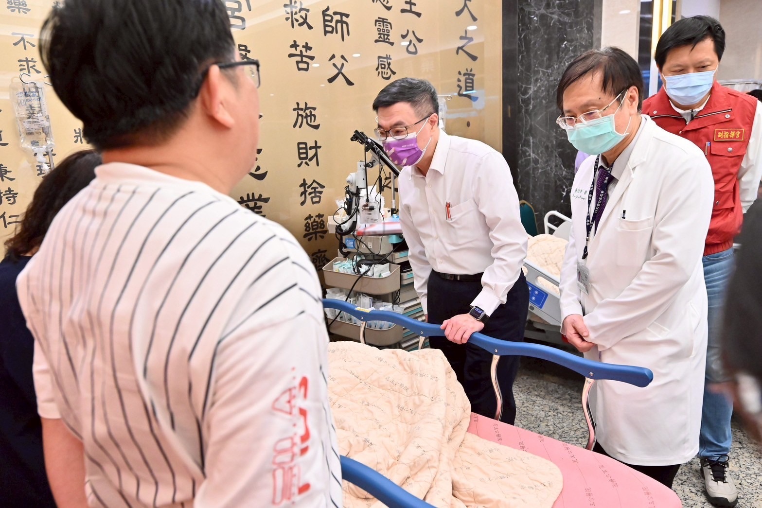 卓榮泰院長今(19)日前往新北市三峽恩主公醫院慰問車禍傷者及家屬。(行政院提供)