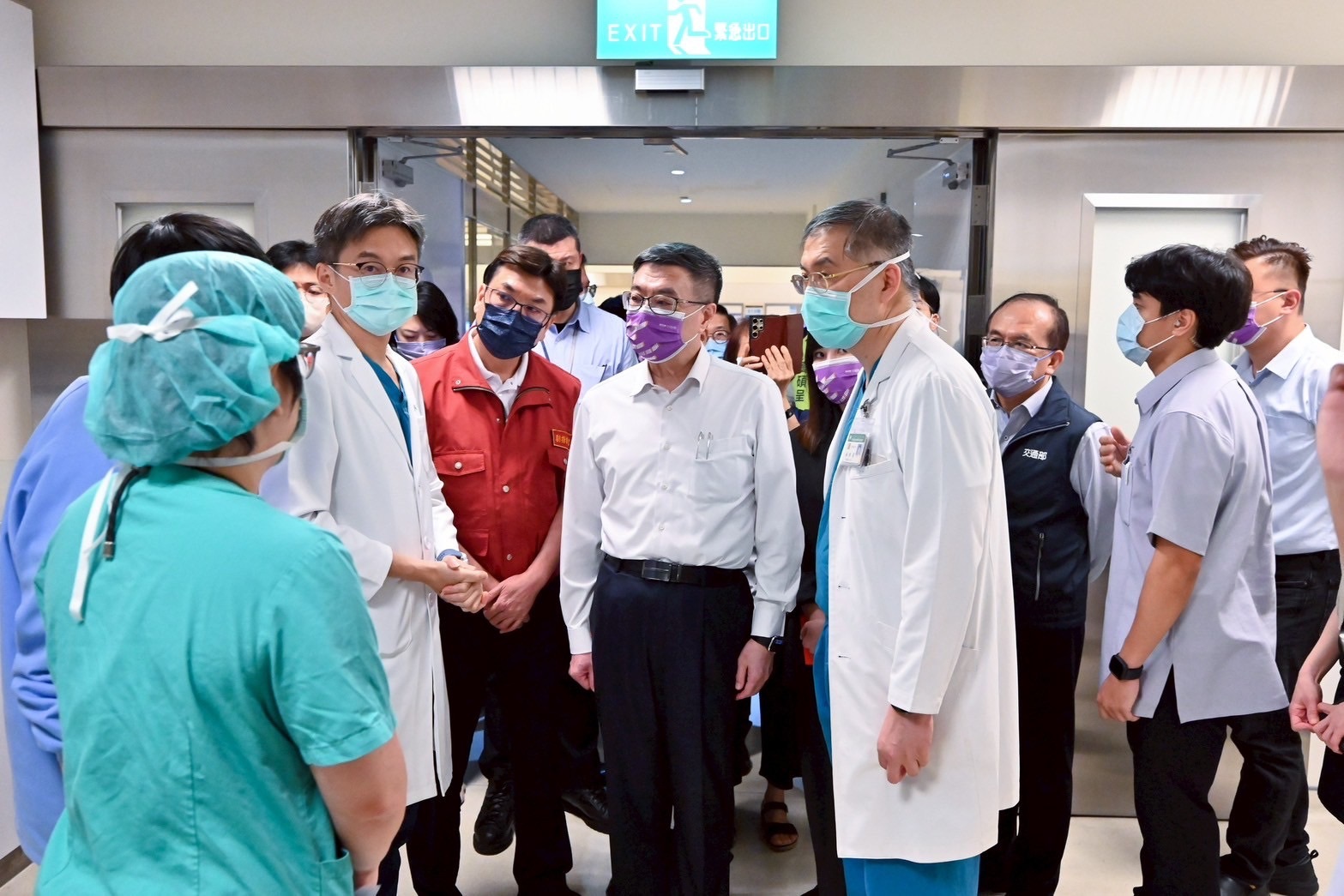 卓榮泰院長今（19）日前往板橋亞東紀念醫院慰問車禍傷者及家屬。(行政院提供)