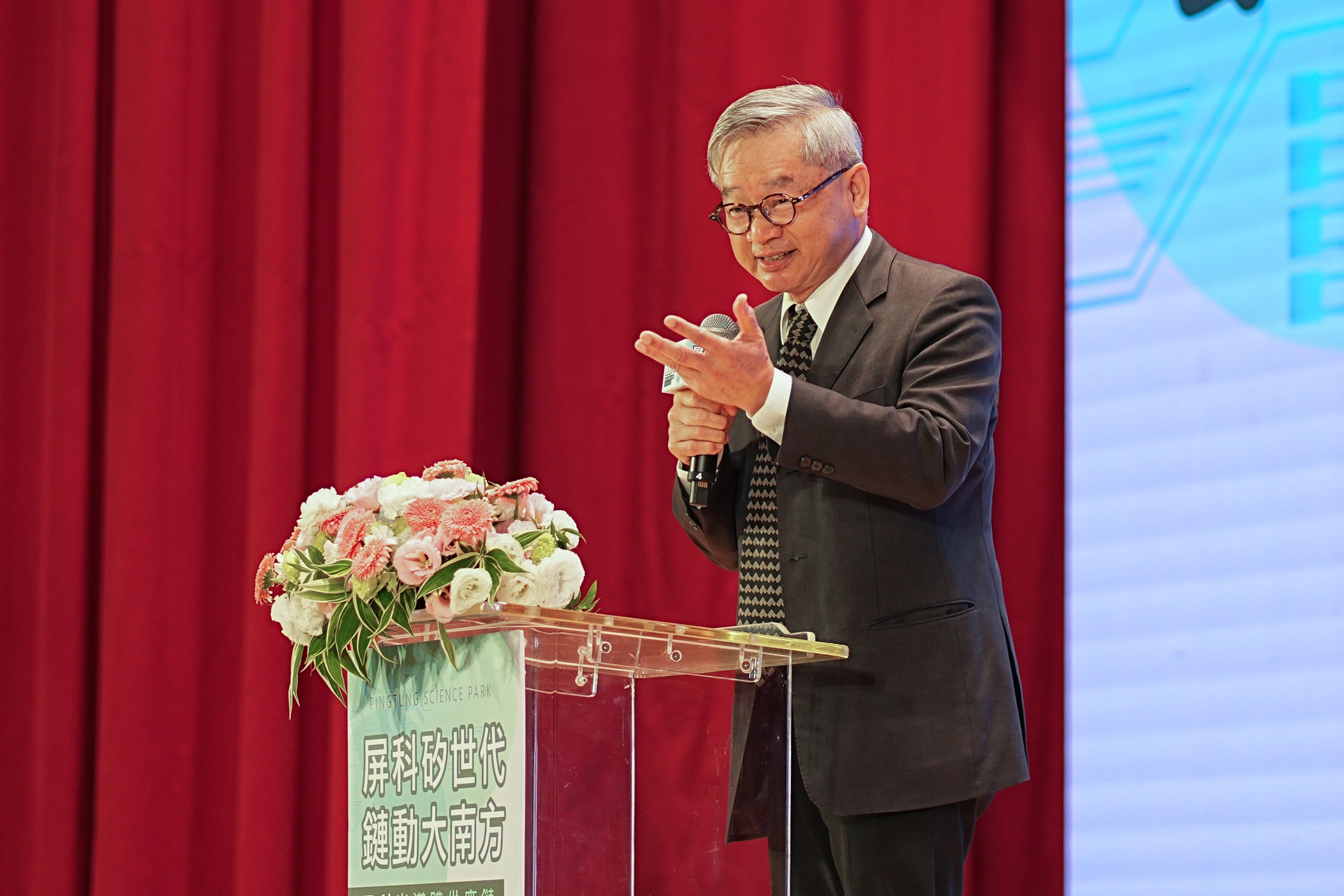 國科會主委吳誠文表示，屏東科學園區自2022年1月經行政院核定籌設以來，在中央各部會與屏東縣政府的共同努力下積極開發，目前園區已正式開放廠商同步進行建廠作業。(國科會提供)