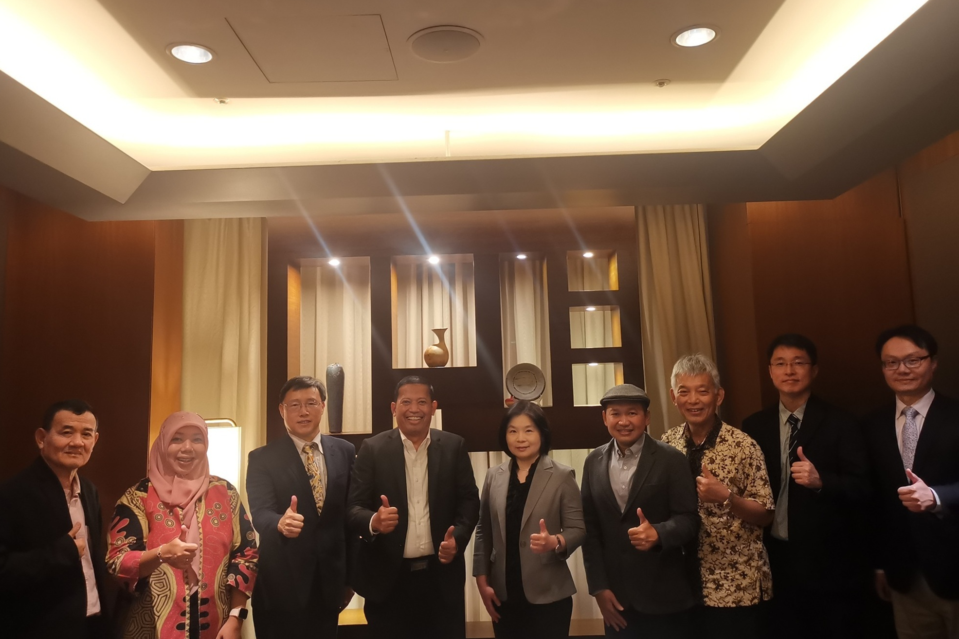 國際司陳俞妏教育副參事代理主持教育部午宴印尼迪波內戈羅大學Prof. Dr. Suharnomo校長訪團一行5人