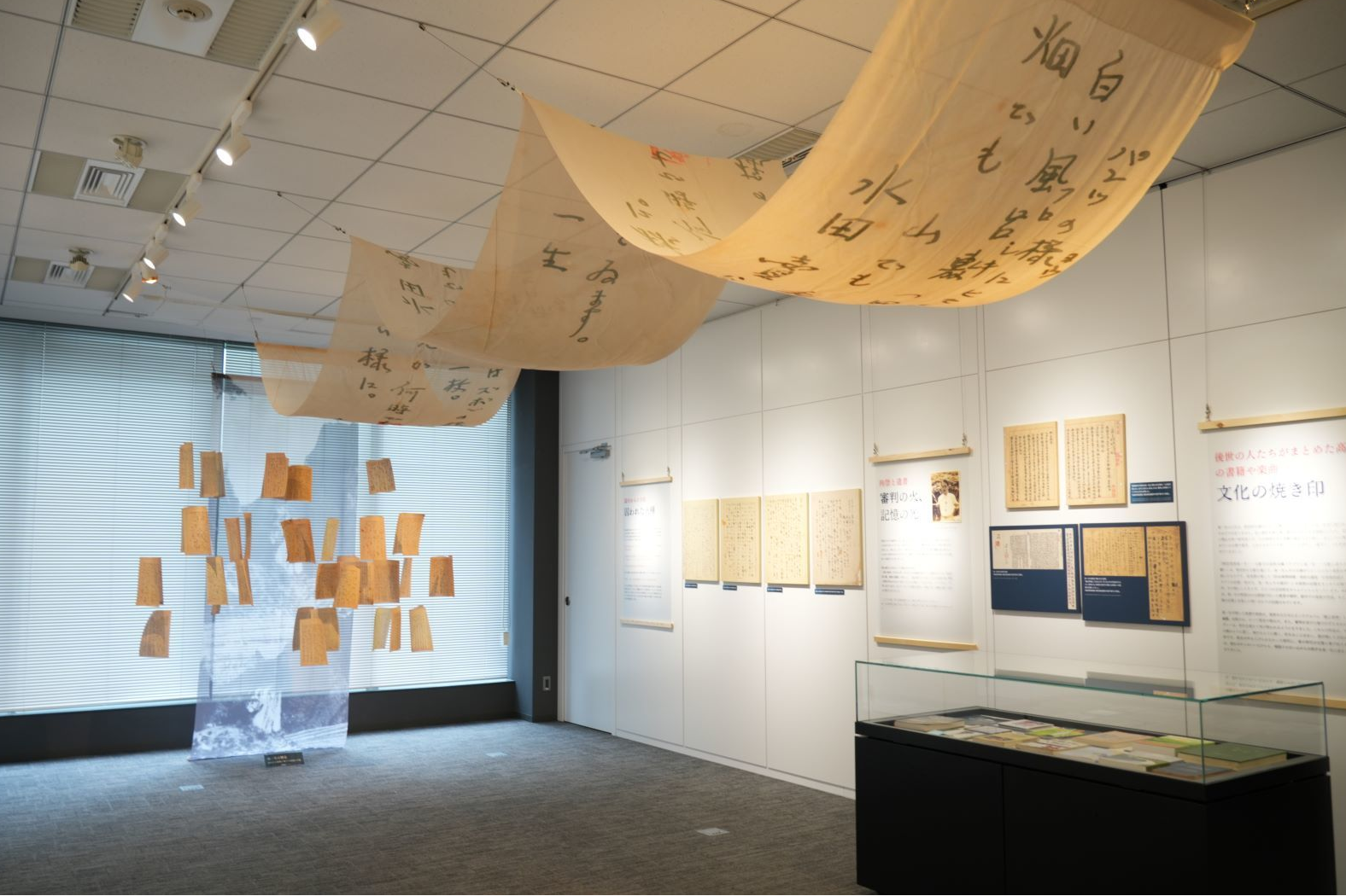 「臺灣人權及音樂故事展—高一生先生，三代的家族之歌」將高一生56封家書懸吊所作成的展覽裝飾（駐日臺灣文化中心提供）。