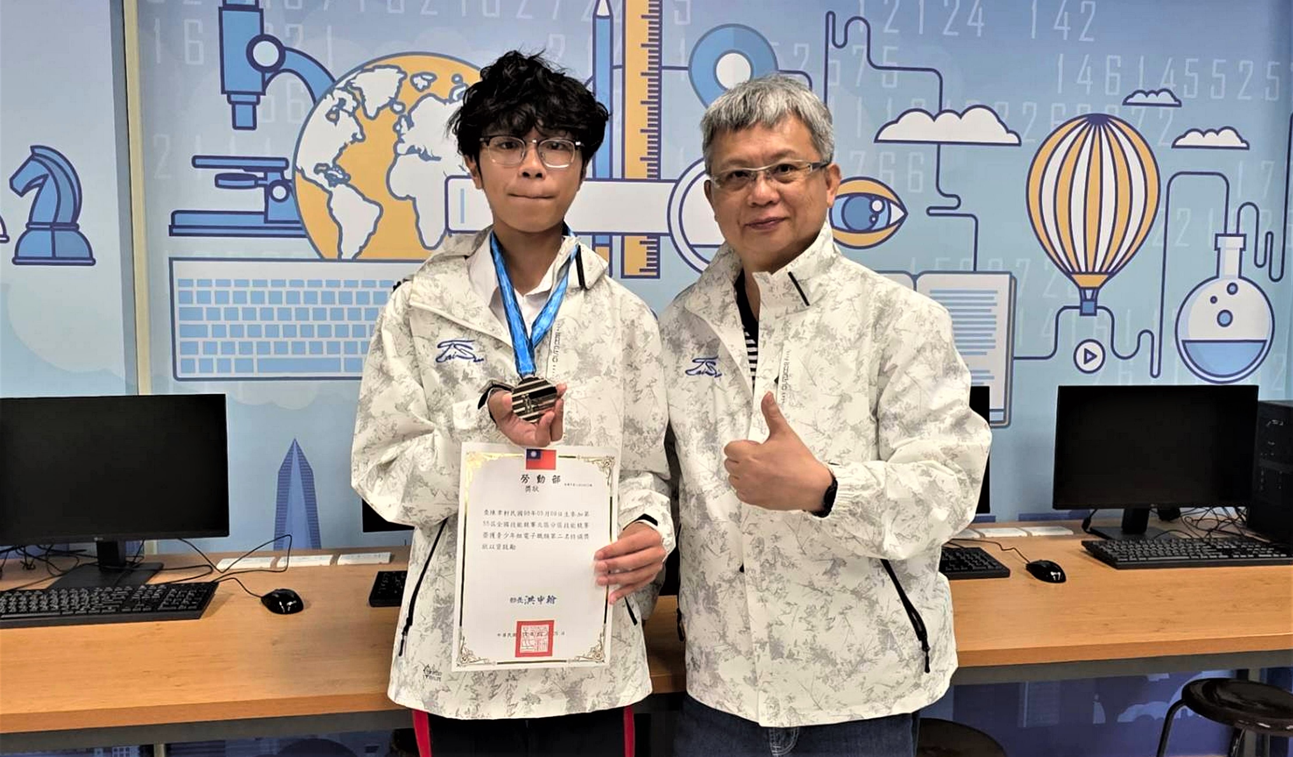 泰山高中電子科一年陳聿軒(左)鼓勵學弟妹一定要親自走訪學校，才能找到真正適合自己的未來