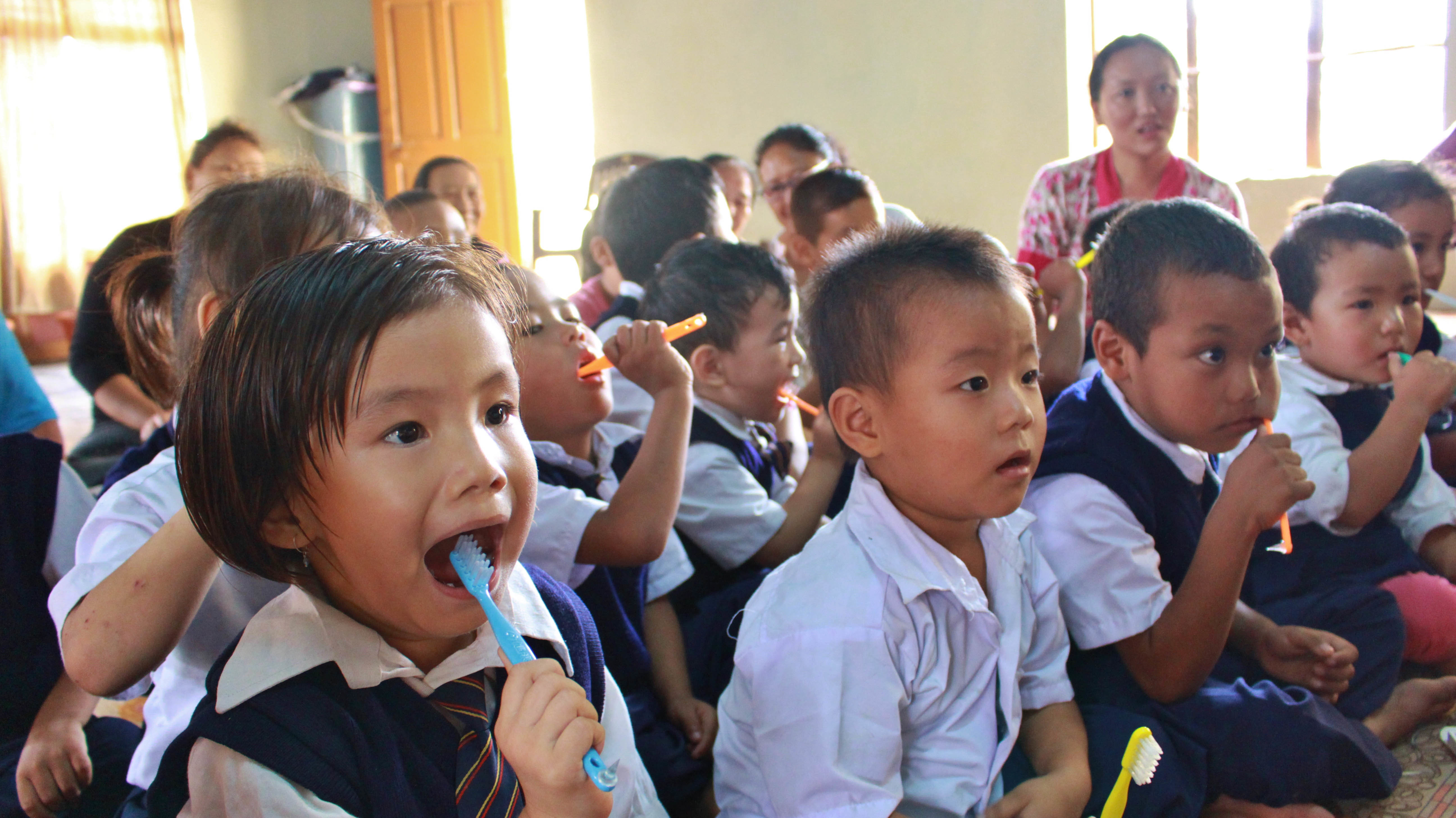 TOEIC獎學金獲獎團隊發揮自身專長，至南印度教當地孩童如何正確使用牙刷（高雄醫學大學國際志工南印度團）。（圖／忠欣公司提供）。