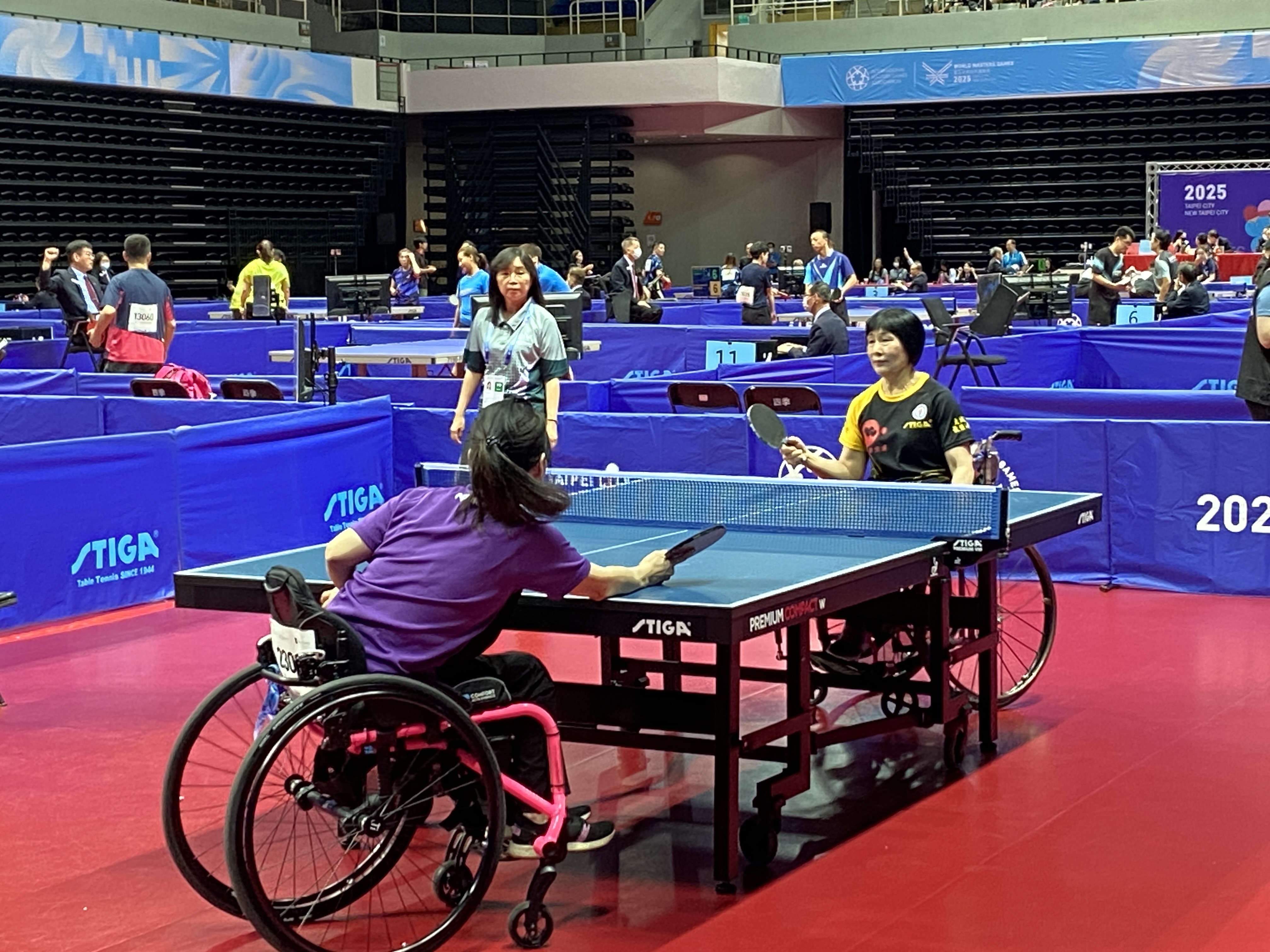 2025雙北世界壯年運動會於5月17日展開，今天（21日）進行桌球項目賽事。備受矚目的「桌球阿嬤」東京帕運國手盧碧春也展開她第一場比賽。(記者蘇瑞雯拍攝)