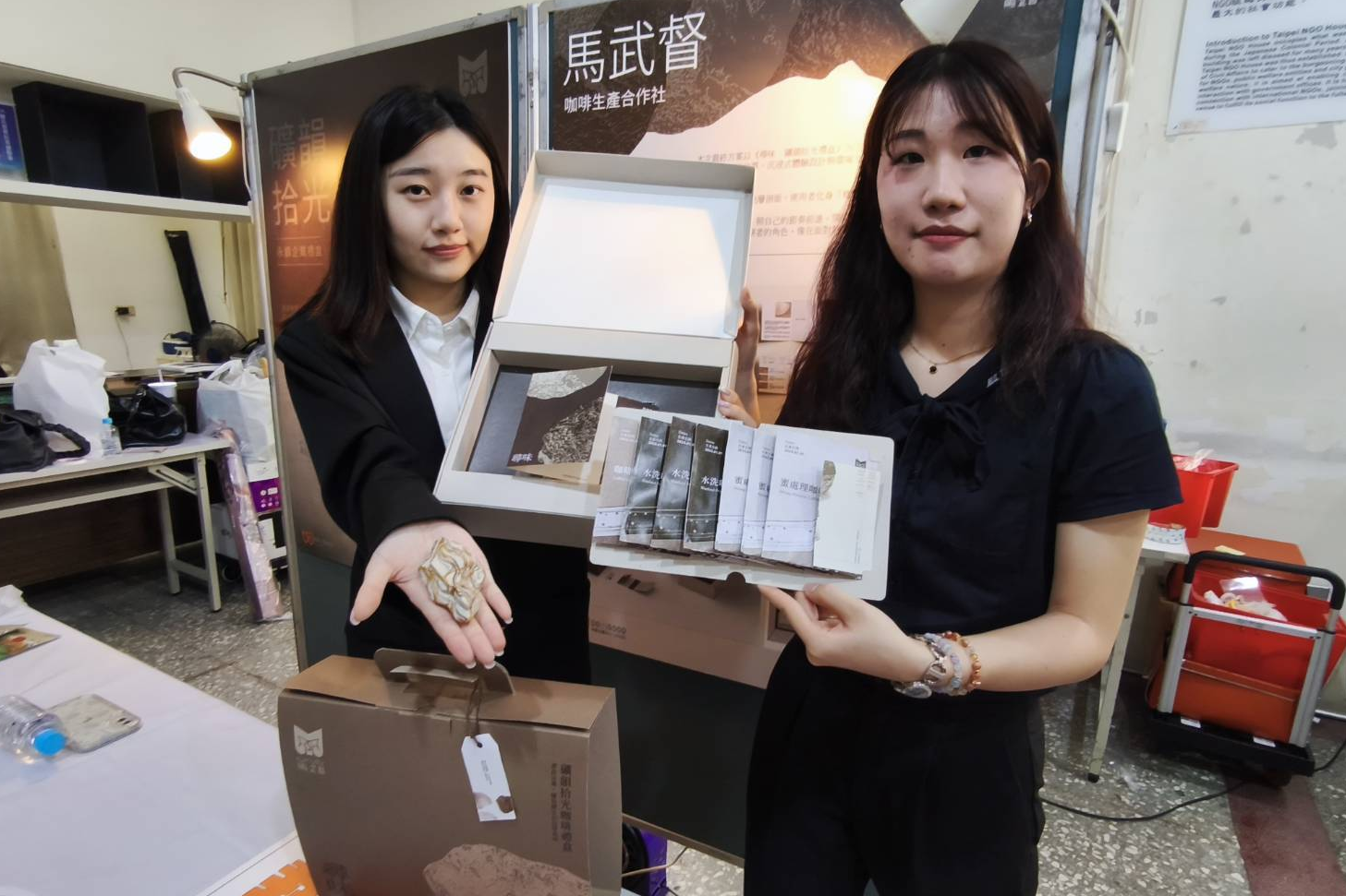 中原大學學生團隊為馬武督咖啡園設計企業禮盒「礦韻拾光」，以馬武督的地質背景石灰岩和轉型歷史為主題，礦石造型的手工皂，呈現出馬武督的石灰岩特色。