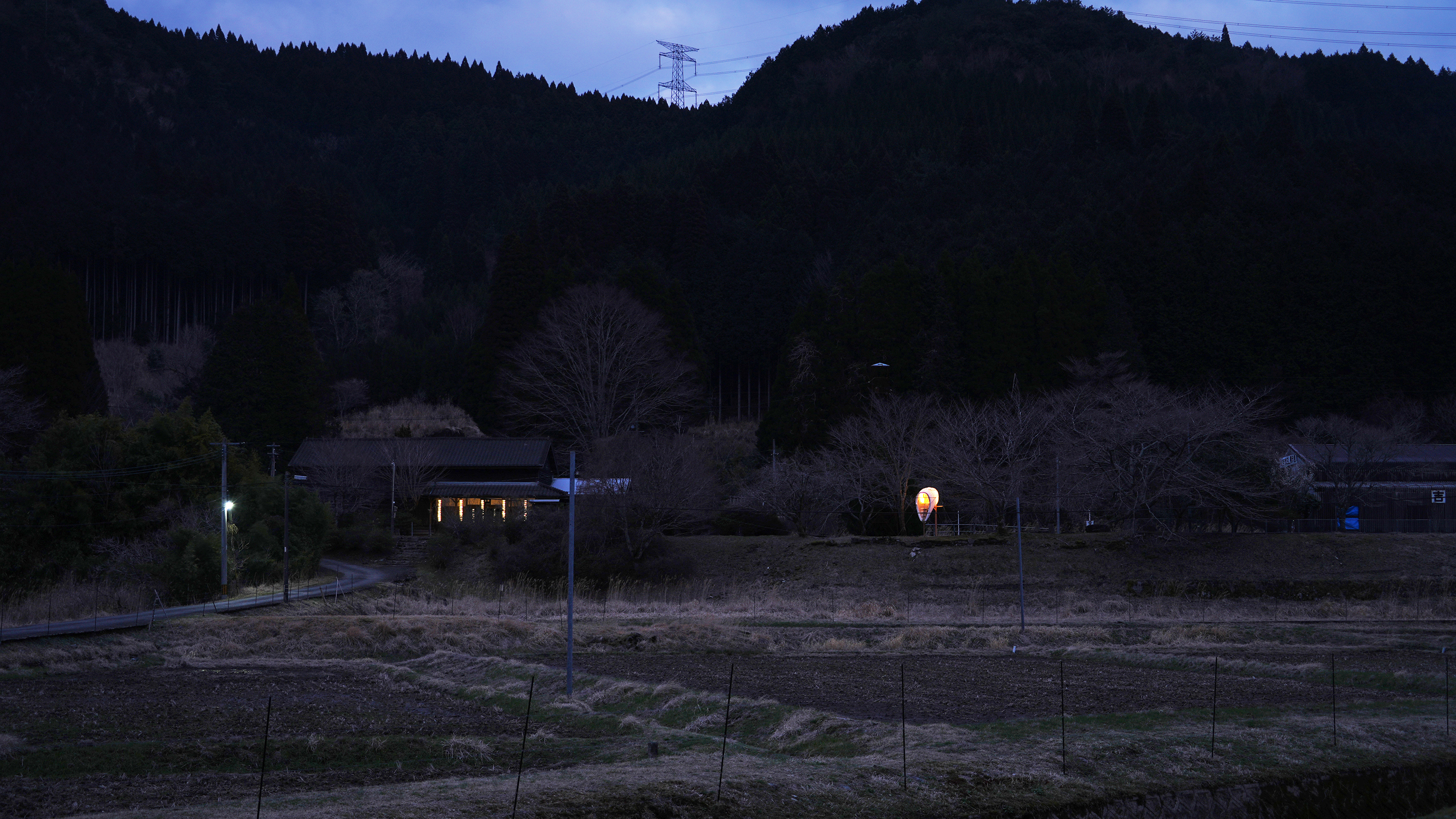 實踐大學建築設計學系透過兩件創作作品，展開與熊本縣人吉市矢岳站的地方創生計畫。(照片由實踐大學建築設計學系提供)