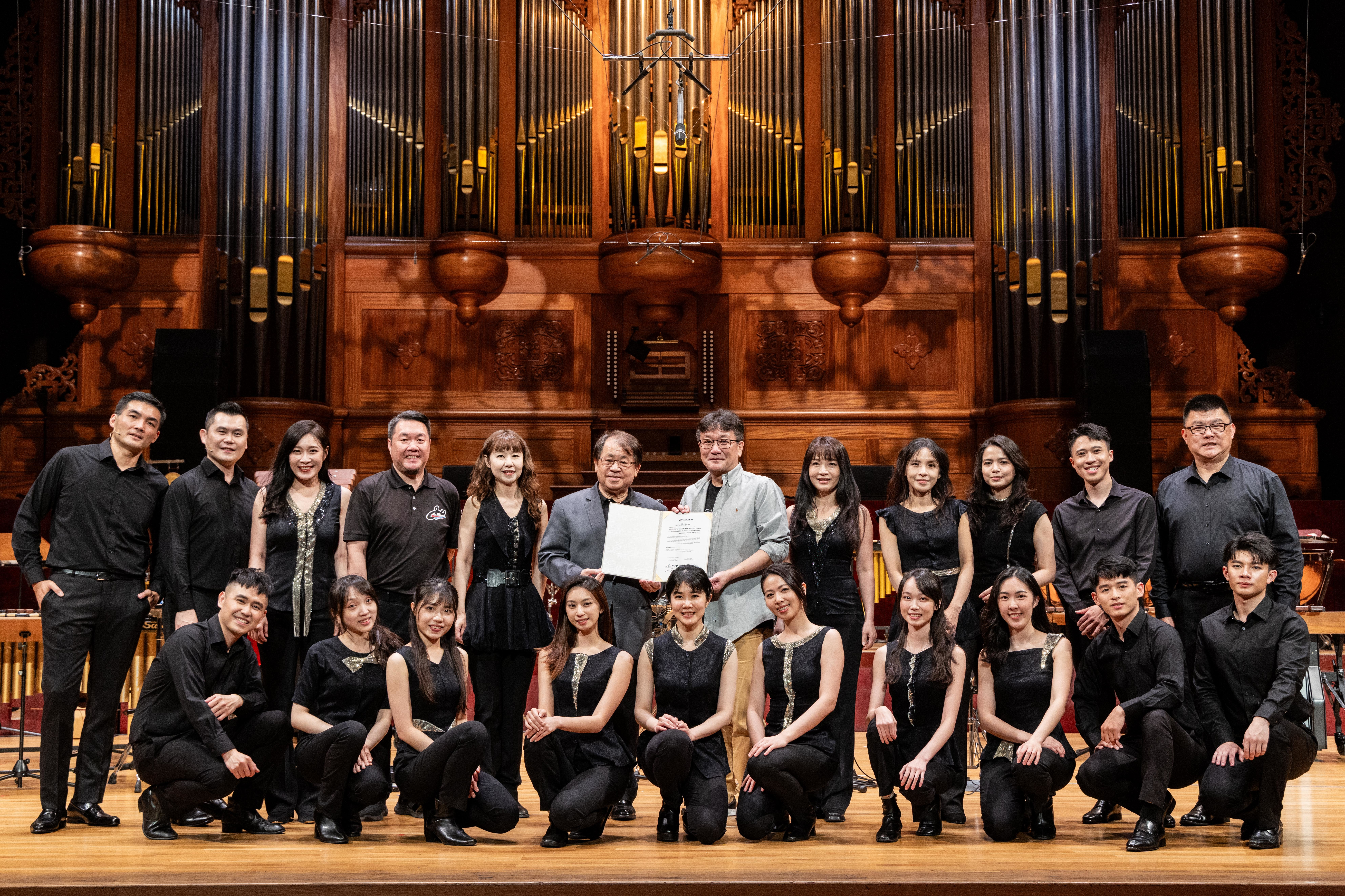 駐團作曲家櫻井弘二(Koji Sakurai)與朱宗慶打擊樂團於《打擊樂與他的好朋友們》音樂會前合影（朱宗慶打擊樂團提供）