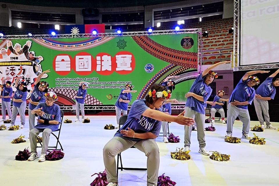 114年度原住民族文化健康站活力健康操全國決賽，今(21)日在臺東縣立體育館登場，計有全國13縣市共28隊、728名選手齊聚，展現原住民族長者獨有的元氣與活力。