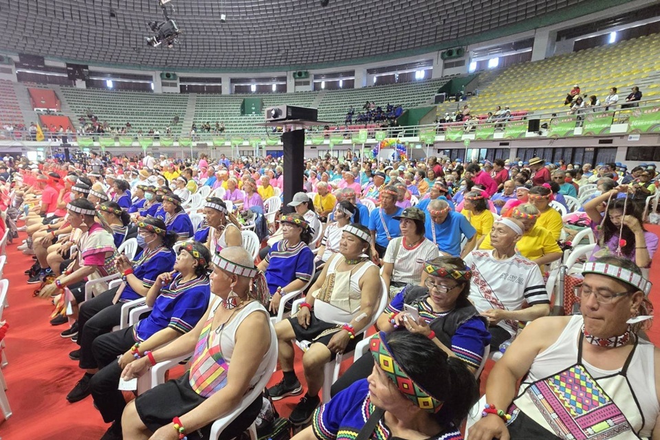 114年度原住民族文化健康站活力健康操全國決賽，今(21)日在臺東縣立體育館登場，計有全國13縣市共28隊、728名選手齊聚，展現原住民族長者獨有的元氣與活力。
