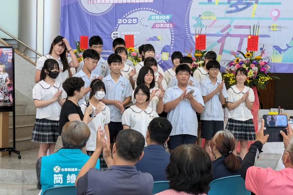 臺東縣新生國中113學年度第32屆美術班「藝君圖綺」成果美展，今(21)日在臺東藝文中心登場。