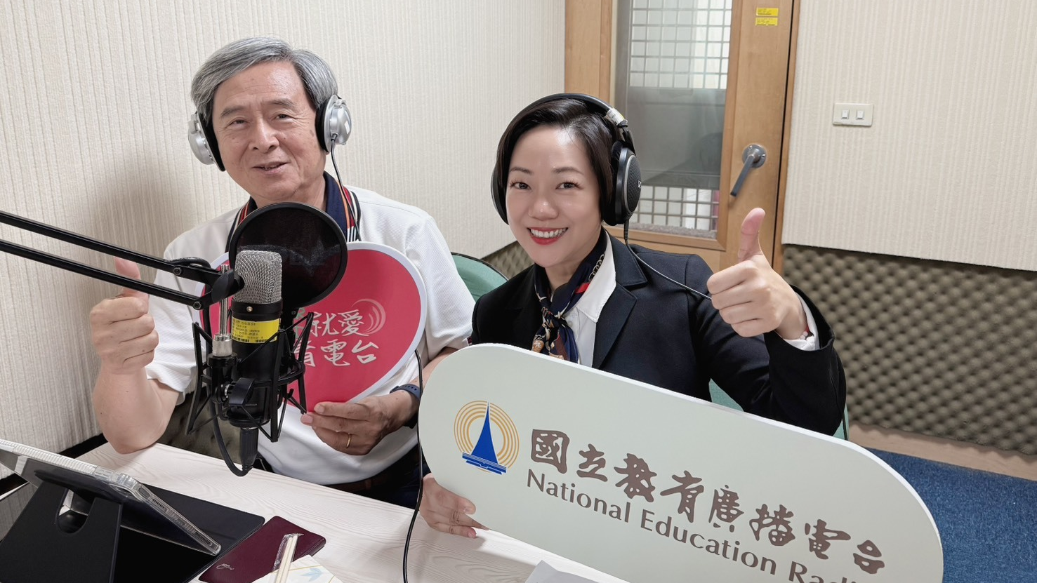 主持人（左）與陶聲洋防癌基金會王禎鈺總監（右）合照