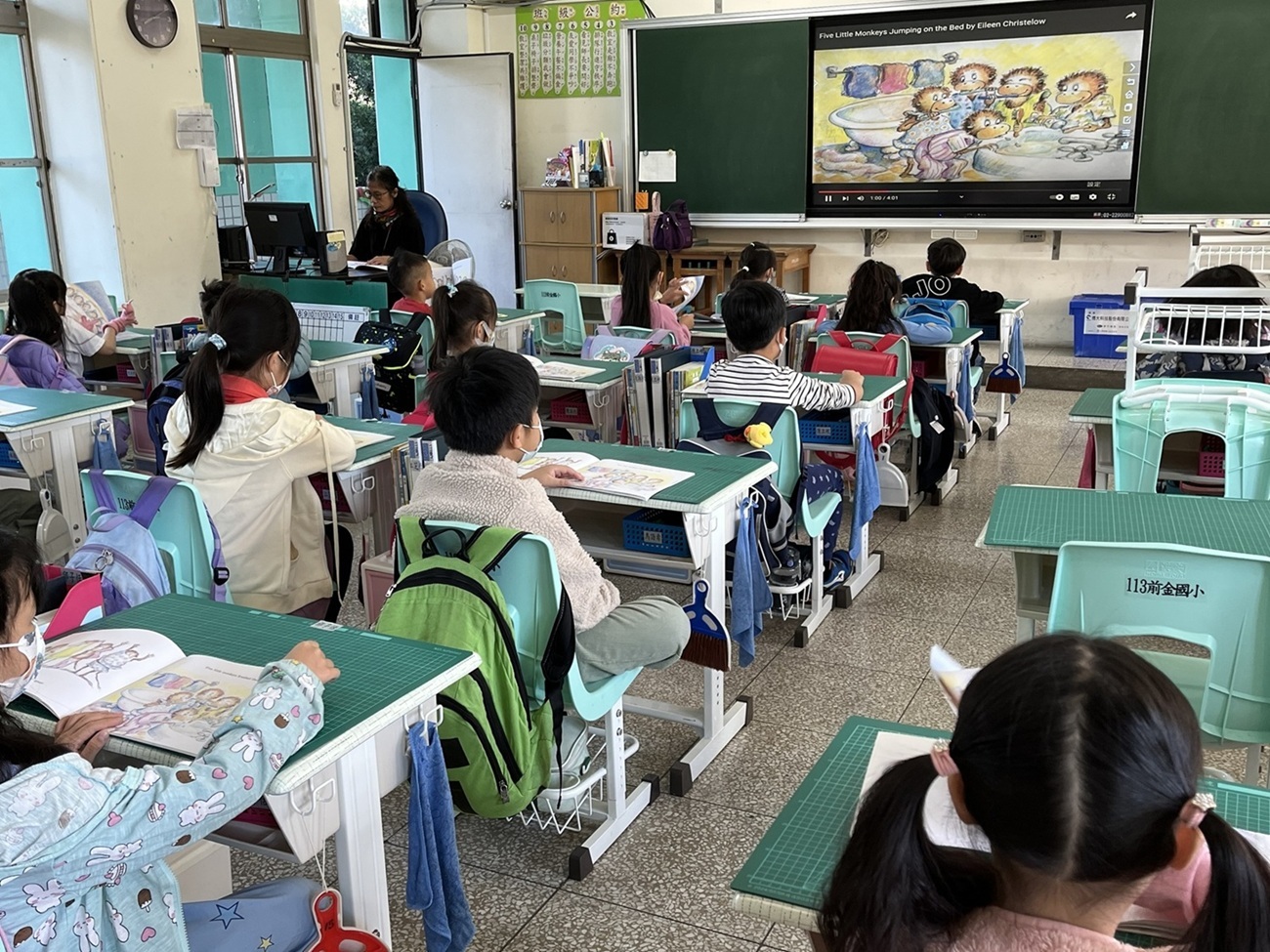 高雄市前金國小固定運用早自習時間辦理英語晨讀，引領學生大量聽讀英文有聲書