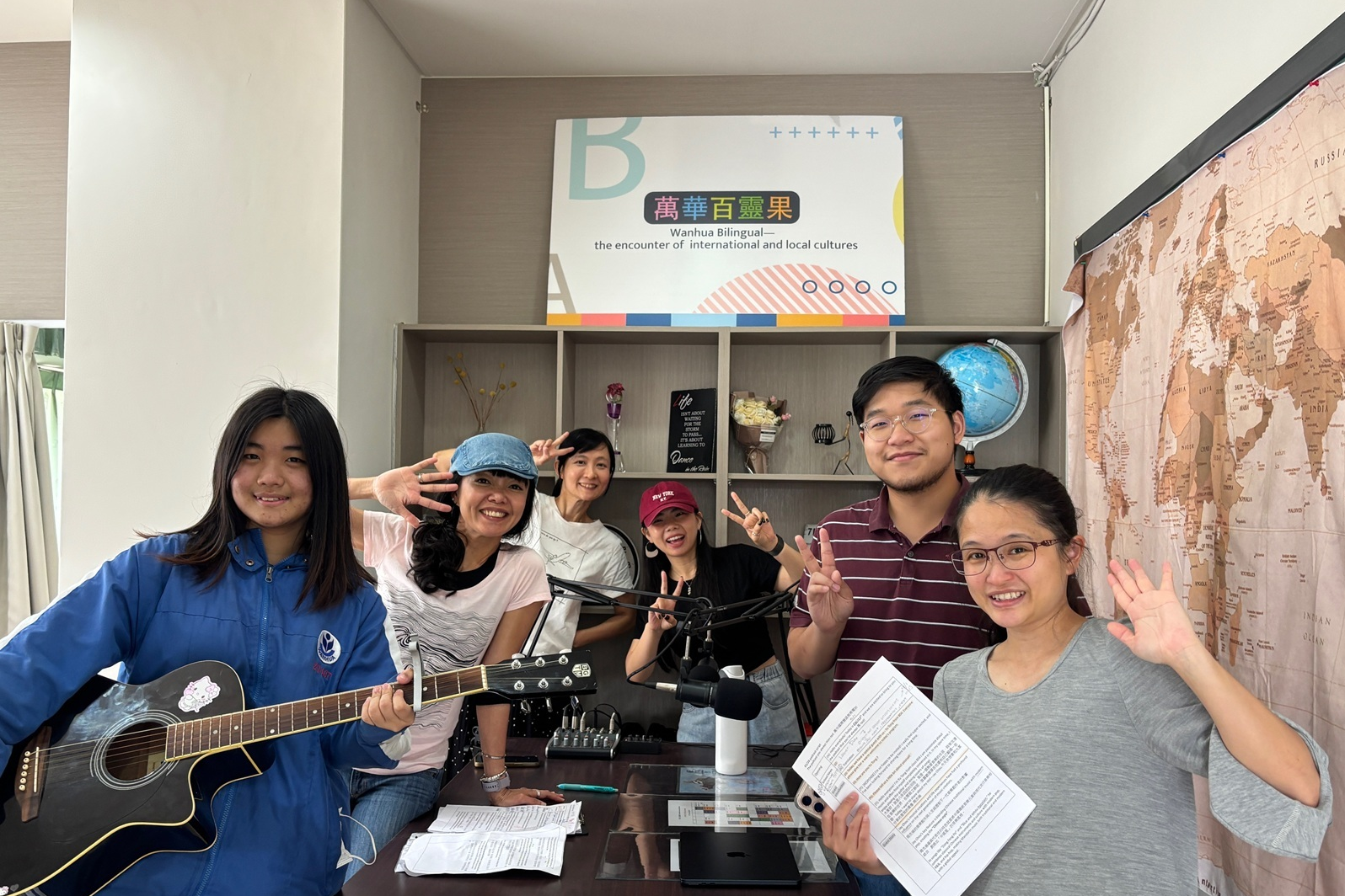 臺北市萬華國中安排固定的午餐時間，師生共同進行雙語廣播