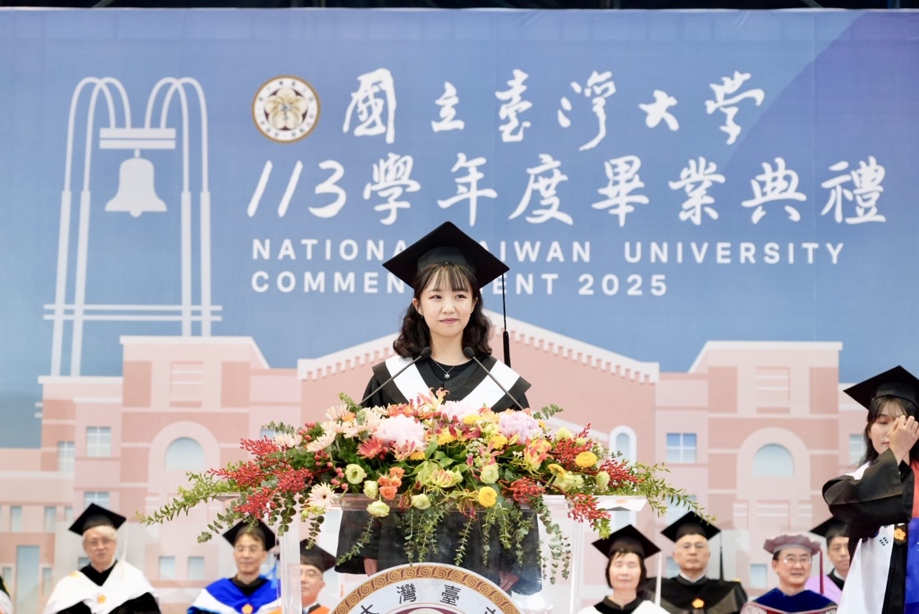 本地生致詞代表，歷史學系雙主修校學士戴薇珊 (臺大提供)