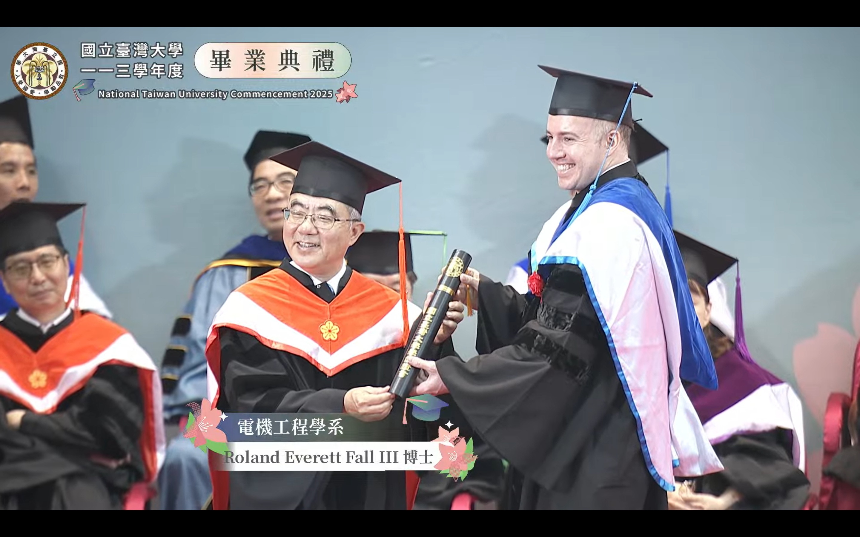 畢業生從陳文章校長手中接過畢業證書 (截圖自網路)