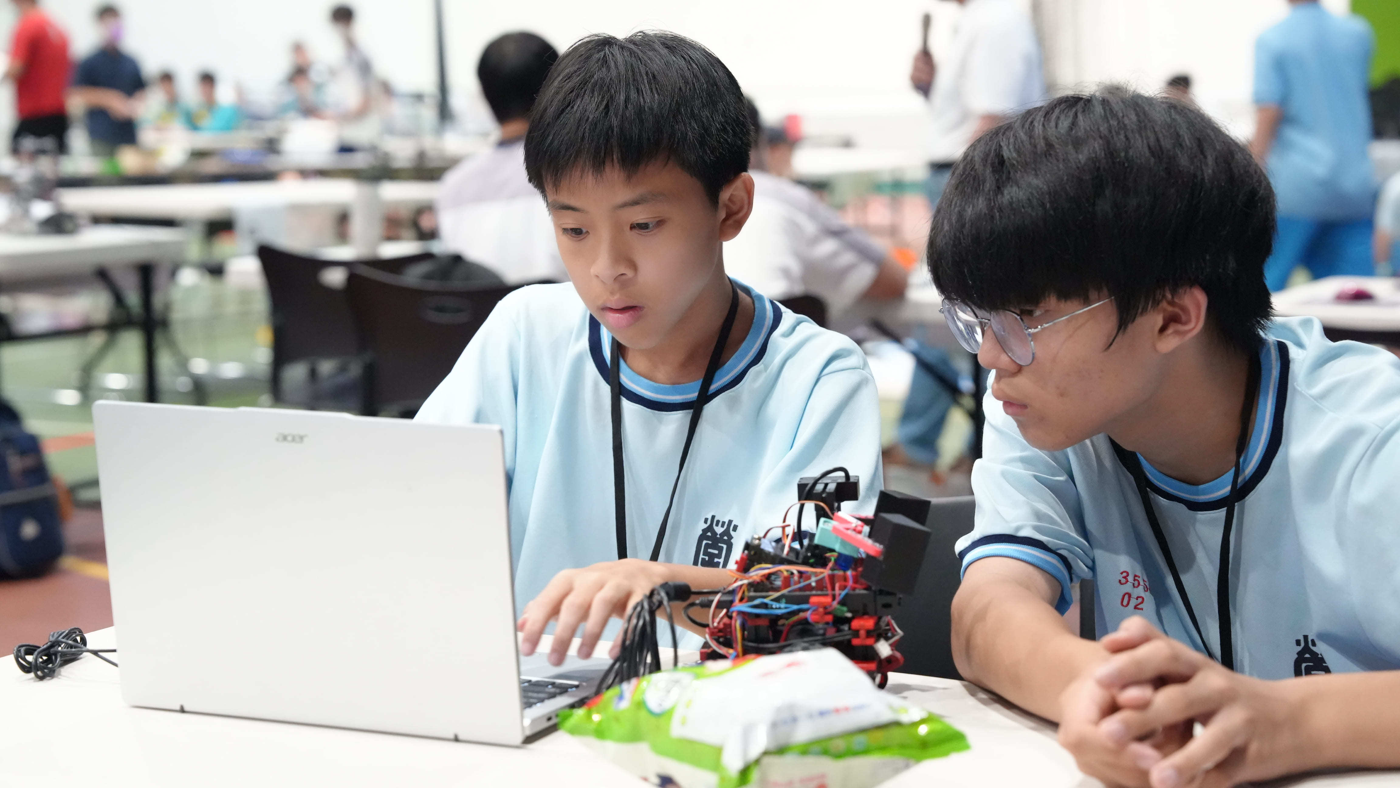 學生們運用機電整合、程式設計、機構組裝等綜合能力，在競技場上激盪創意與實力