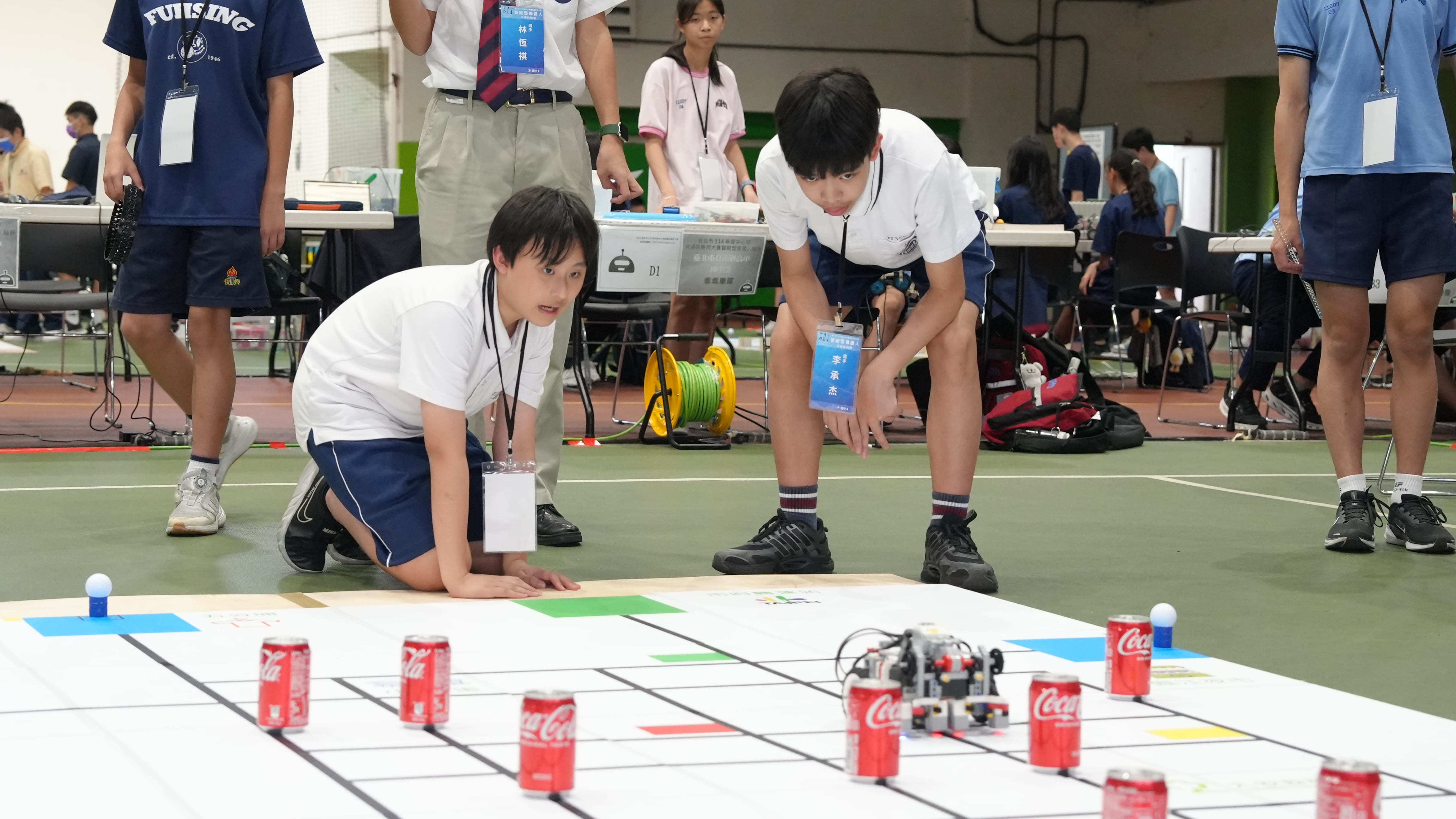 學生需於限時內完成指定任務，並根據現場狀況即時調整設計與程式邏輯