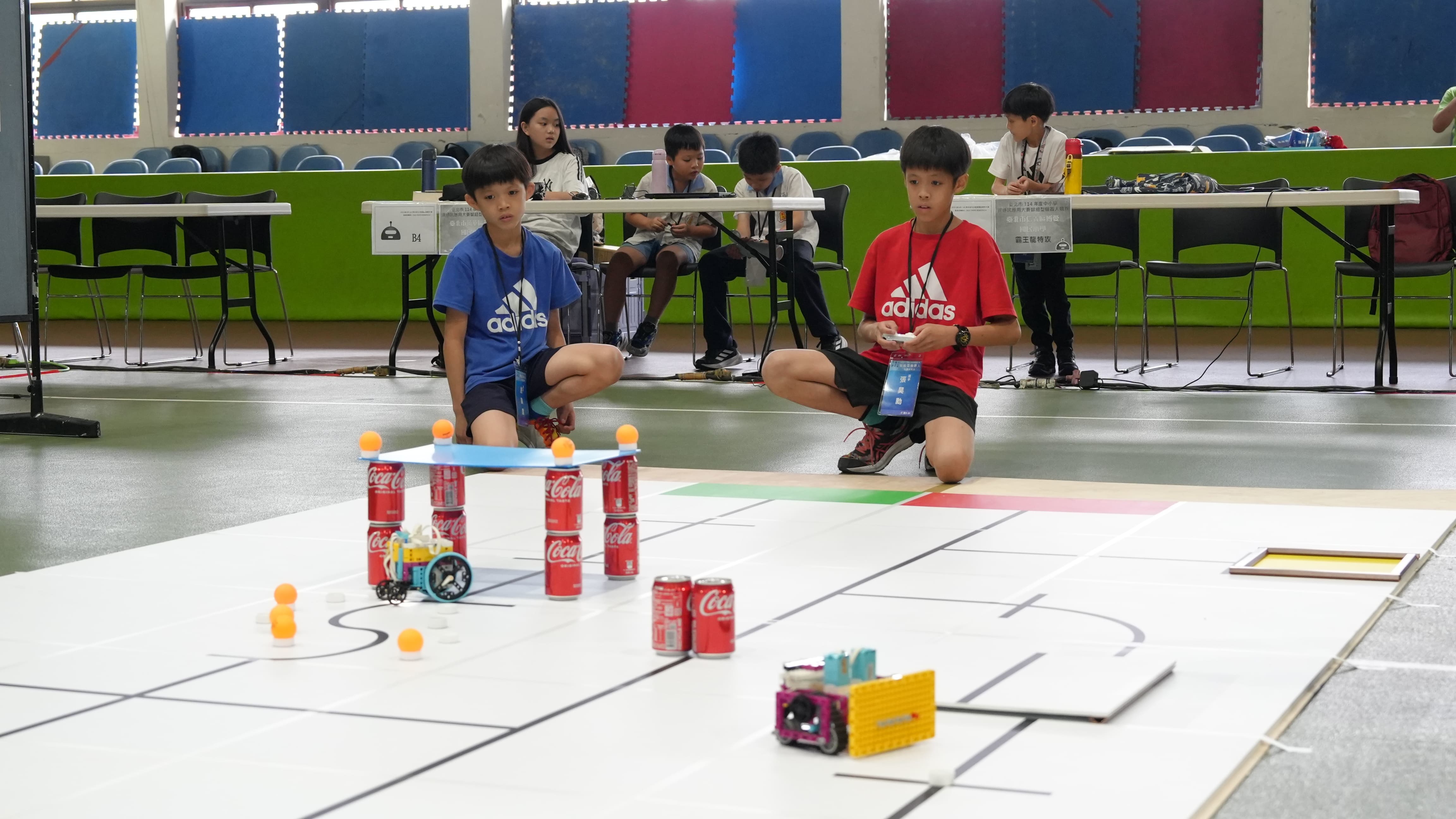 學生發揮團隊合作，互相支援通過關卡