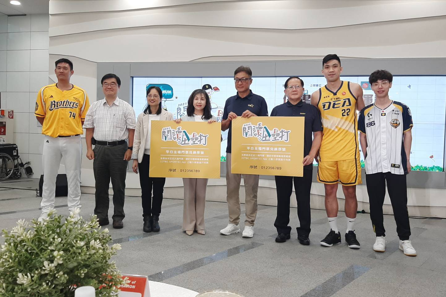 活動代言人許基宏（左一）、黃泓瀚（右二）、Driver沈宗樺（右一）