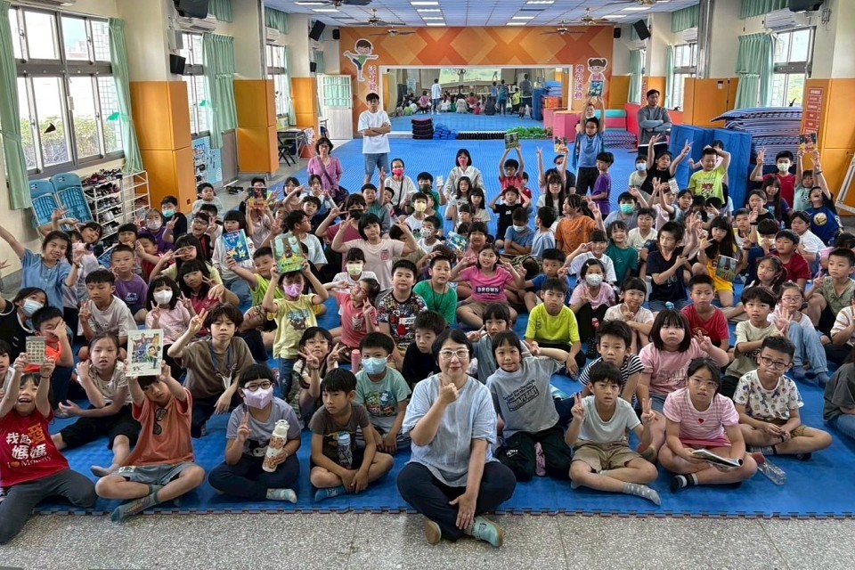 小朋友與黃惠鈴老師合影