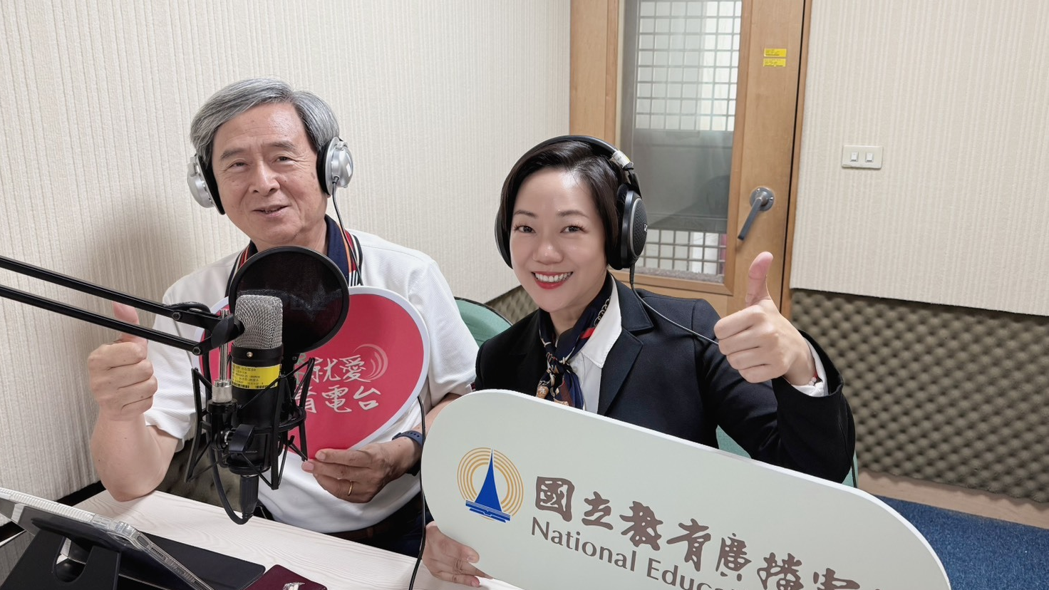 主持人（左）與來賓陶聲洋防癌基金會王禎鈺總監（右）合照