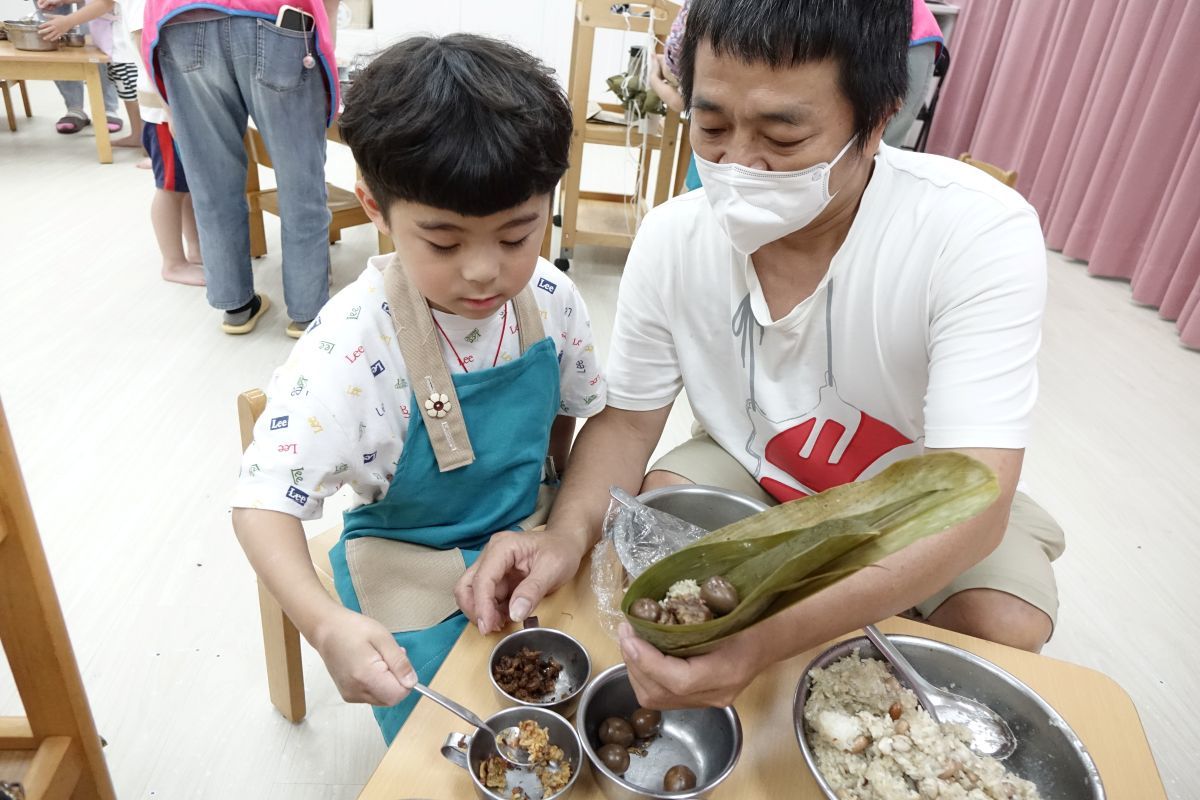 志工爸爸講解粽子的豐富配料