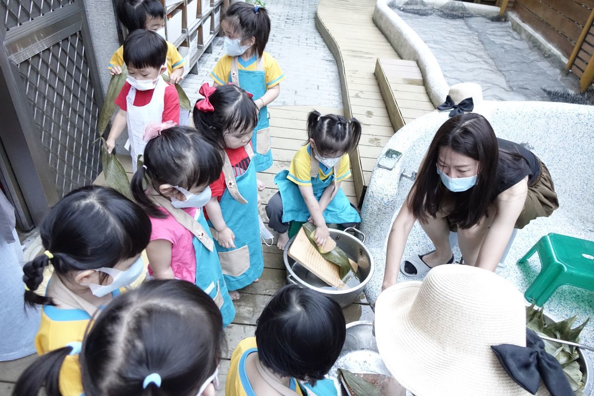 小朋友清洗粽葉