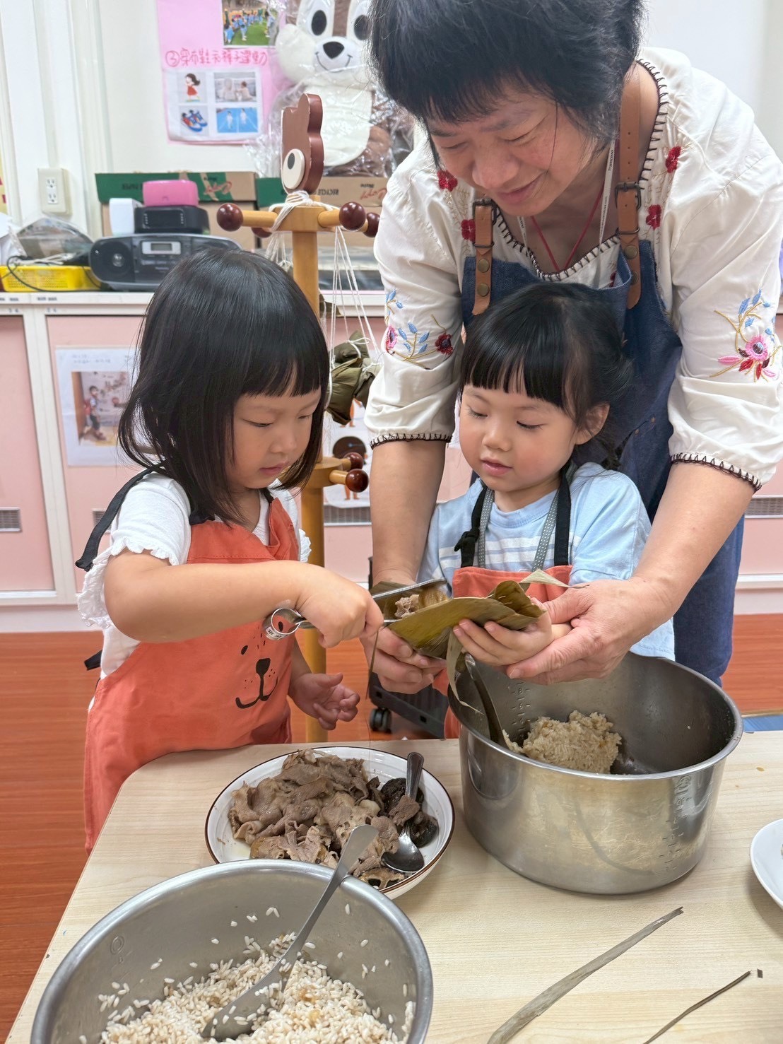 小朋友體驗包粽子