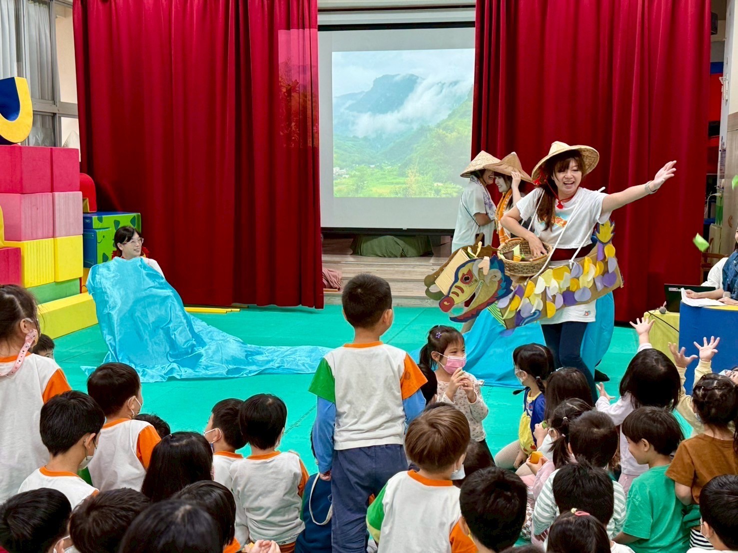 家長改編演出端午大戲「愛吃糖的皇帝」