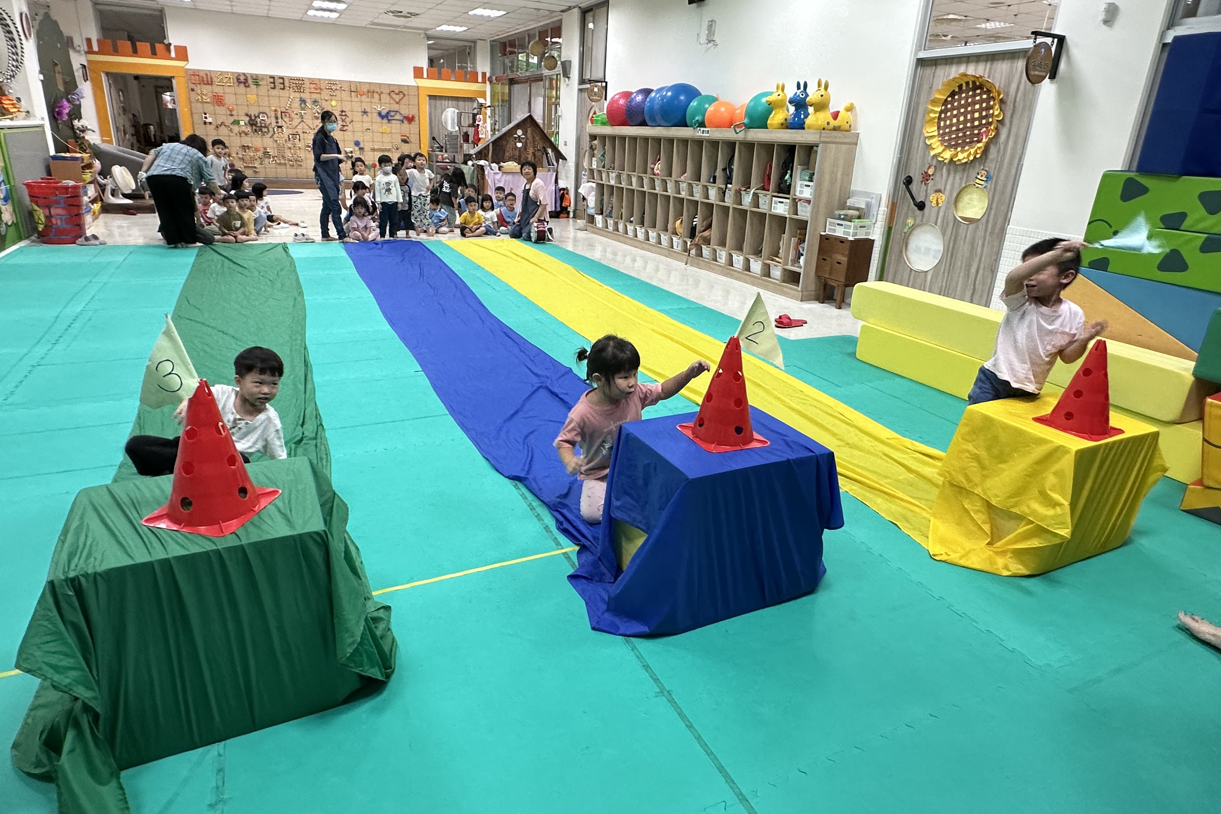 小朋友從龍舟競賽中學習團隊合作