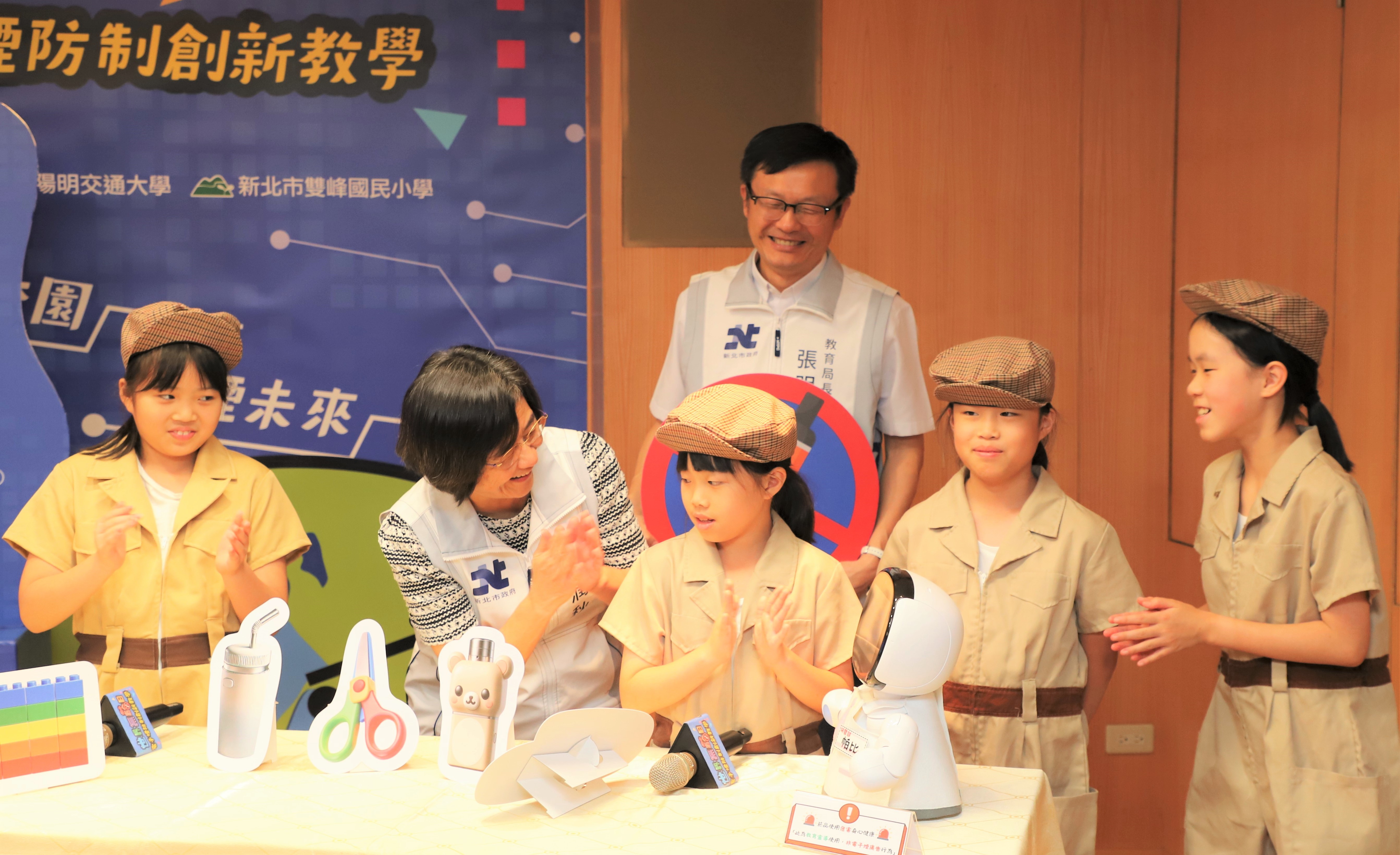 教育局長及衛生局長共同解開電子煙商為吸引購買包裝成誘人口味及酷炫外型的手法