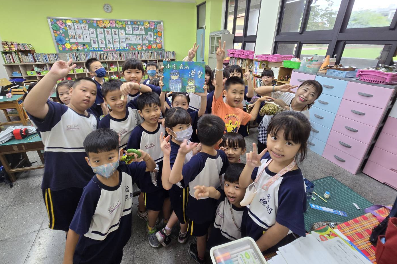 南區省躬國小晨光時間邀請該校志工團說故事媽媽講解繪本《小海龜的逆襲》