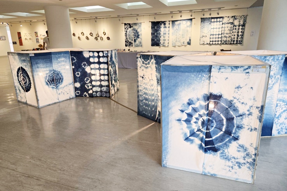 國立臺東大學附設實驗小學美術班畢業展《藝生菌》，即日起在臺東縣文化處藝文中心登場，作品含括平面、立體、攝影、藍染、藍晒、數位及生成式AI應用等，媒材多元。