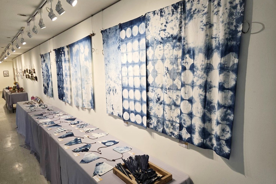 國立臺東大學附設實驗小學美術班畢業展《藝生菌》，即日起在臺東縣文化處藝文中心登場，作品含括平面、立體、攝影、藍染、藍晒、數位及生成式AI應用等，媒材多元。