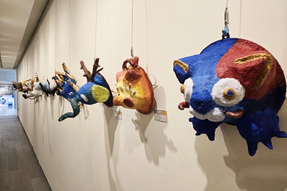 國立臺東大學附設實驗小學美術班畢業展《藝生菌》，即日起在臺東縣文化處藝文中心登場，作品含括平面、立體、攝影、藍染、藍晒、數位及生成式AI應用等，媒材多元。