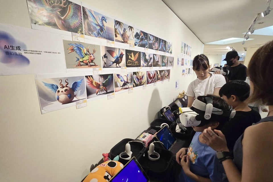 國立臺東大學附設實驗小學美術班畢業展《藝生菌》，即日起在臺東縣文化處藝文中心登場，作品含括平面、立體、攝影、藍染、藍晒、數位及生成式AI應用等，媒材多元。