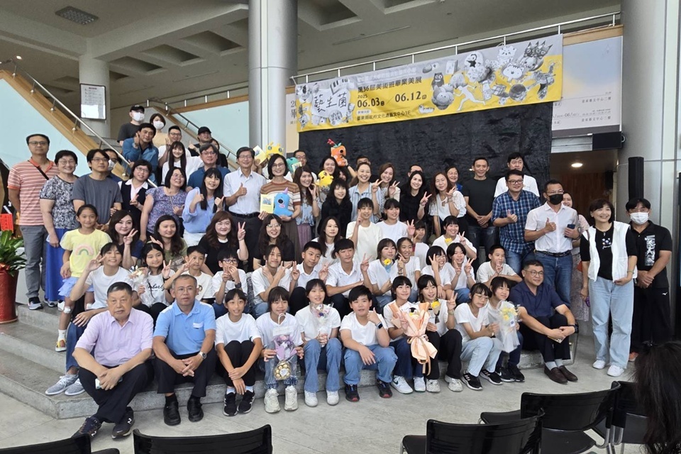 國立臺東大學附設實驗小學美術班畢業展《藝生菌》，即日起在臺東縣文化處藝文中心登場，作品含括平面、立體、攝影、藍染、藍晒、數位及生成式AI應用等，媒材多元。