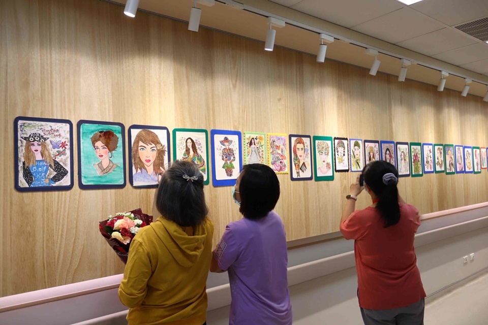 臺東基督教醫院與「CC阿嬤」精選30幅畫作及1本作品集，30日前在盼望樓地下2樓放射腫瘤科藝廊展出。