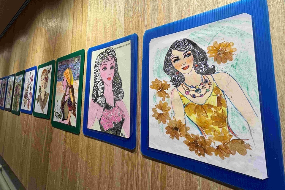 臺東基督教醫院與「CC阿嬤」精選30幅畫作及1本作品集，30日前在盼望樓地下2樓放射腫瘤科藝廊展出。