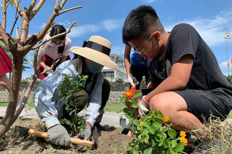 康樂國小推動5G智慧學習，並融合PBL與SDGs，發展出校定課程「永續十美在康樂」透過生活中的真實情境，引導學生主動探索、思考與實踐，搭配平板載具與數位工具，培養學生自主學習能力。