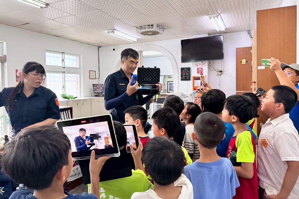 康樂國小推動5G智慧學習，並融合PBL與SDGs，發展出校定課程「永續十美在康樂」透過生活中的真實情境，引導學生主動探索、思考與實踐，搭配平板載具與數位工具，培養學生自主學習能力。