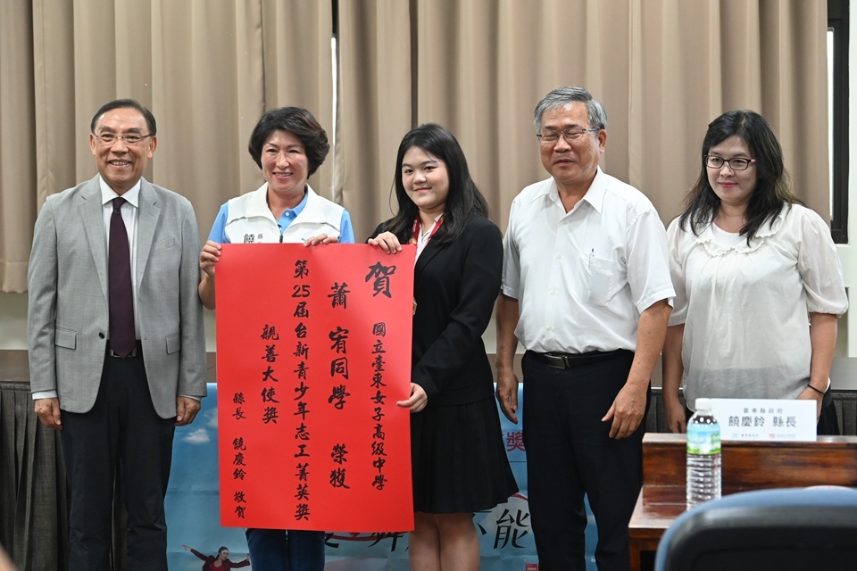 獲「親善大使獎」的蕭宥(中)，積極推動母語文化與語言平權，創立「講客少年團」，串聯社區與家庭推動客語融入日常生活。