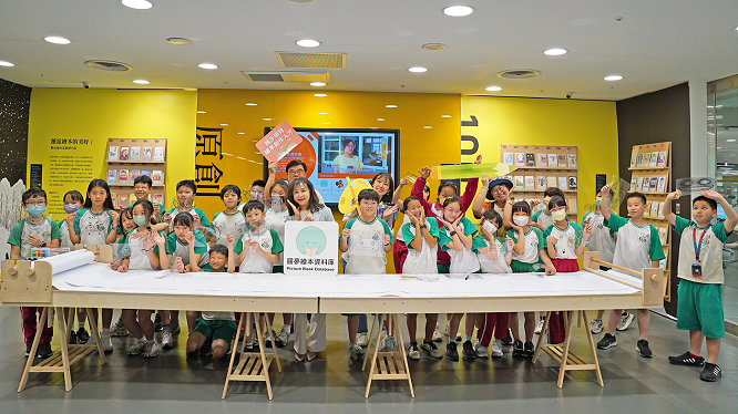 馬湘萍館長與信義國小師生一同參與塗鴉工作坊繪出每一幅充滿情感的小怪獸作品