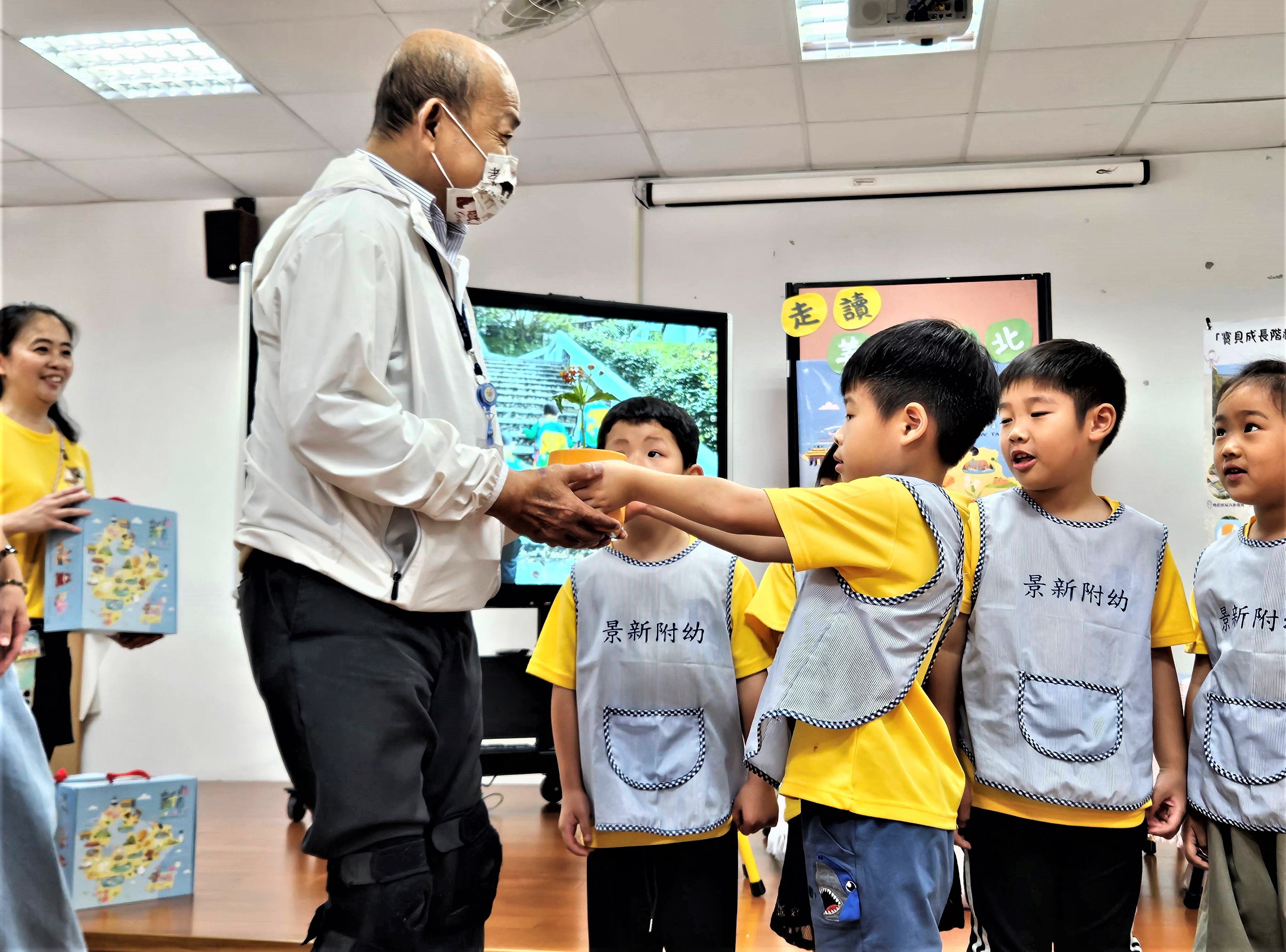 新北景新附幼畢業生回贈象徵生態保育馬利筋植物