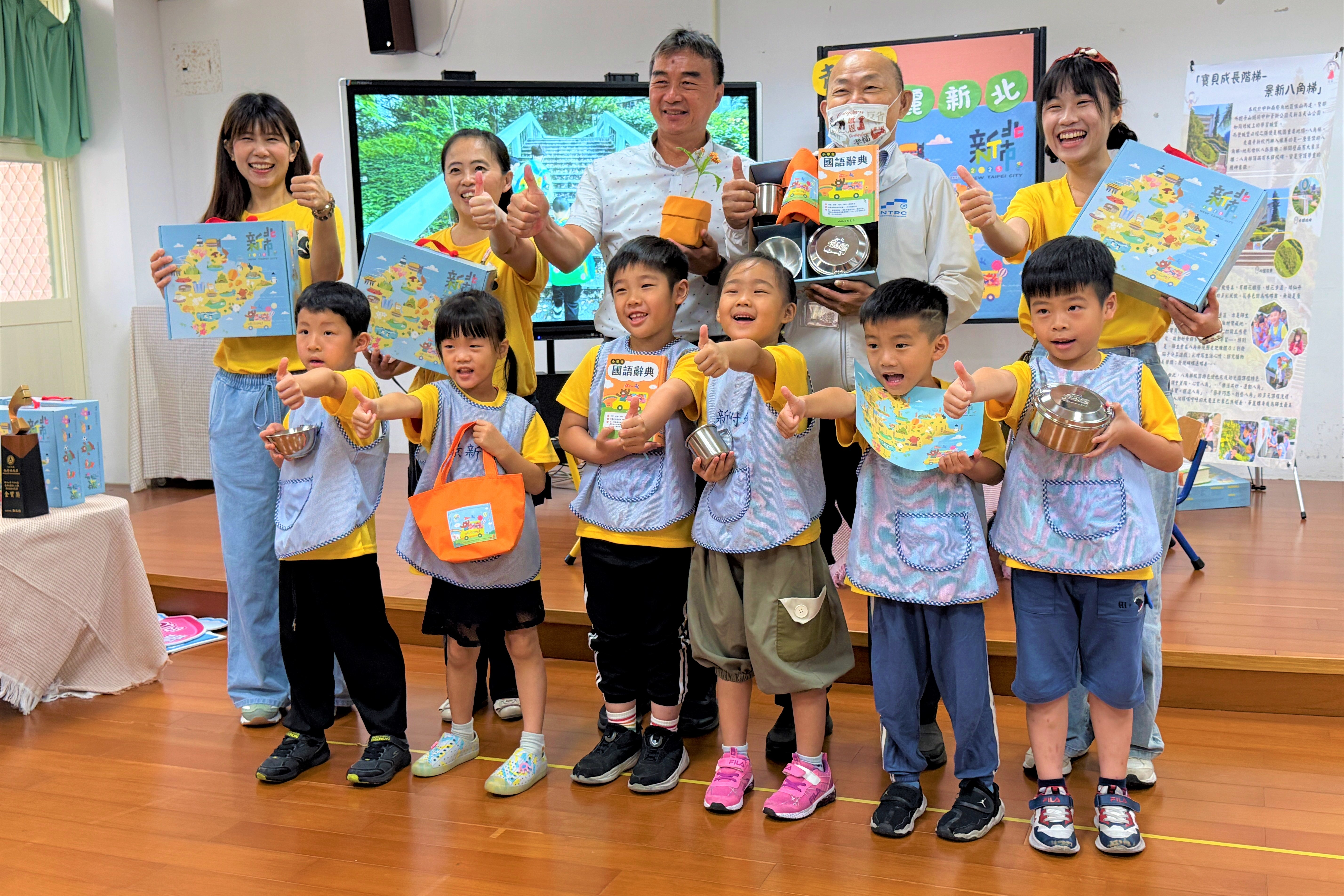 教育局歐人豪副局長與景新附幼畢業生歡慶畢業典禮