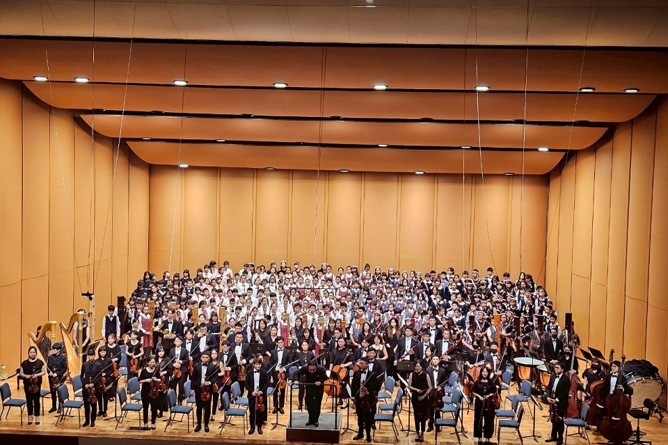 直笛團與國家青年交響樂團同臺(學校提供)