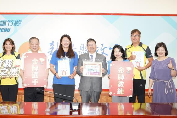 縣長楊文科(右四)肯定余雅倩(左四)在國際賽事優異的表現，今(10日)在主管會報特別頒獎表揚。(新竹縣府提供)