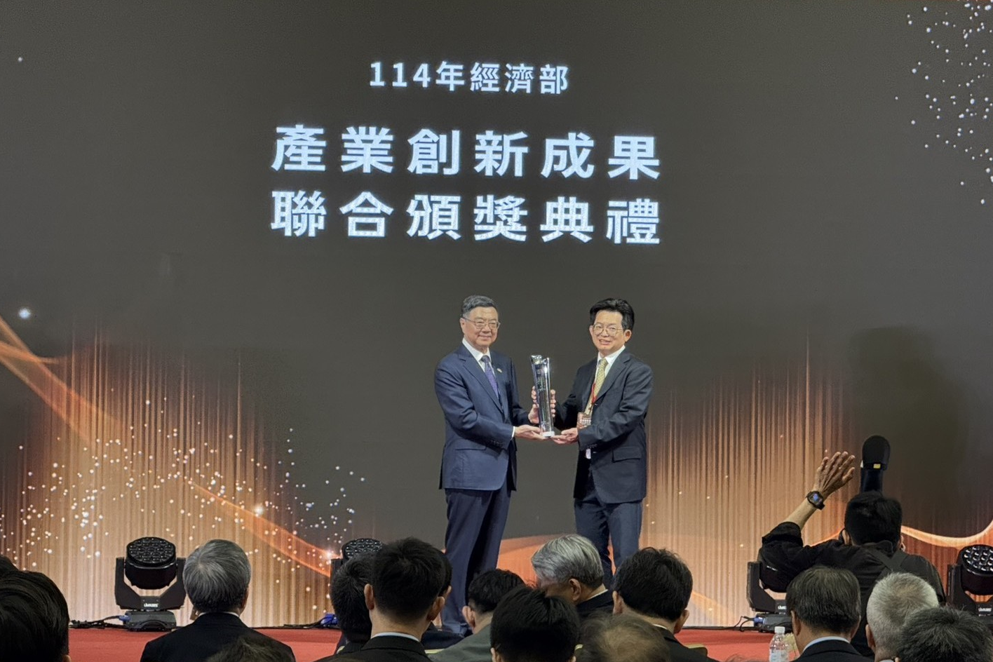 中原大學講座教授張雍(右)獲頒「經濟部國家產業創新獎」個人類「產學貢獻獎」，由行政院長卓榮泰(左)親自頒獎表揚。(中原大學提供)
