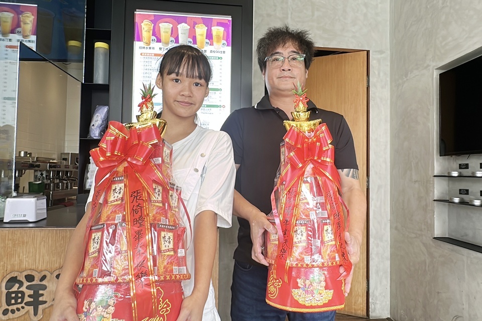 臺東池上國中女學生(左)收到父親張仲言(右)最特別的畢業禮物。